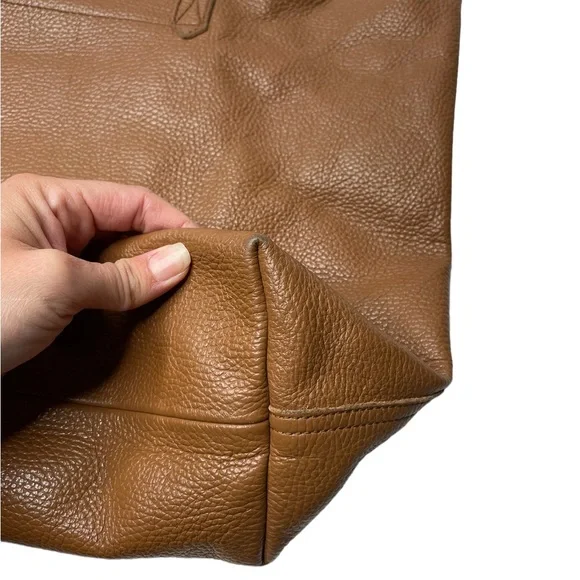 Cuyana | Classic Leather Tote in Caramel Leather - Picture 7 of 8